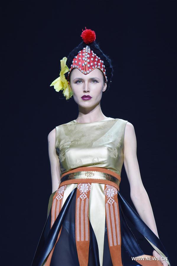 Chine : défilé de mode inspiré par l'ethnie Yi