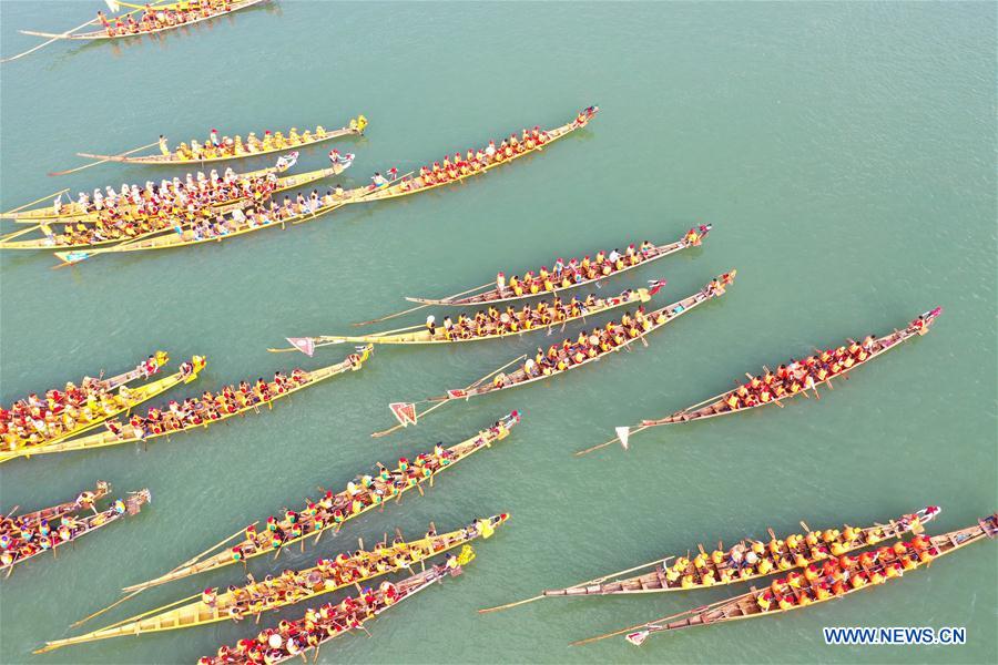 Chine : course de bateaux-dragons dans le Hunan