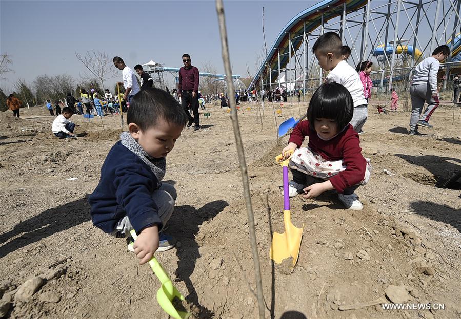 CHINA-YINCHUAN-QINGMING HOLIDAY-TREE PLANTING (CN)