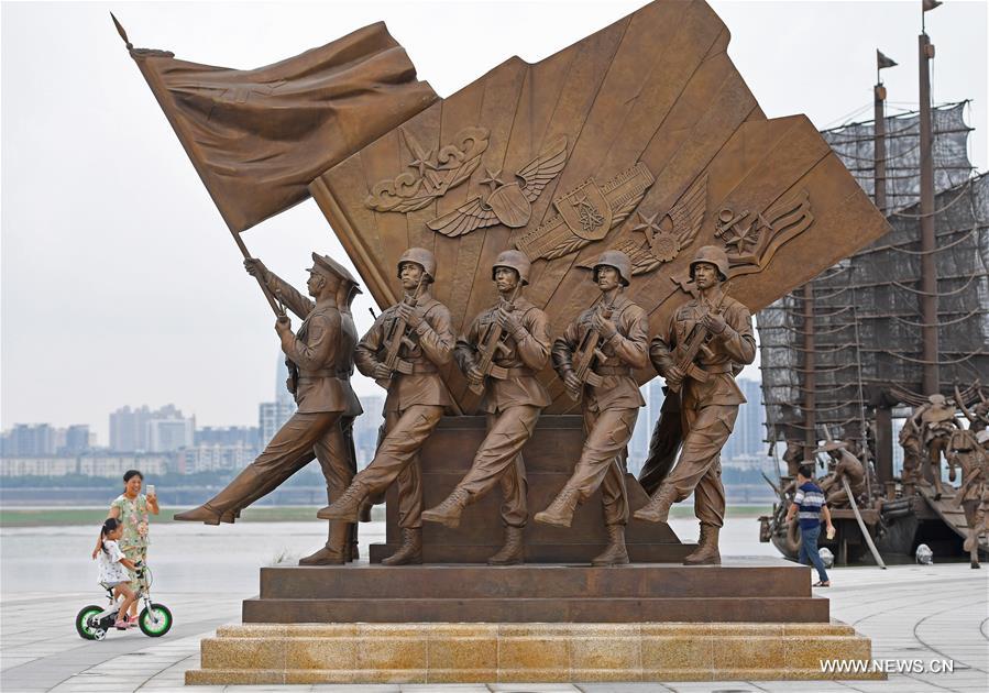 Chine : sculptures marquant le 90e anniversaire de l'APL dans l'est