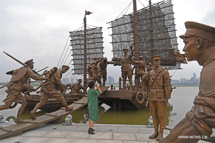 Chine : sculptures marquant le 90e anniversaire de l'APL dans l'est
