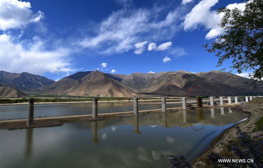 Tibet : construction du pont Mingze du chemin de fer Lhassa-Nyingchi
