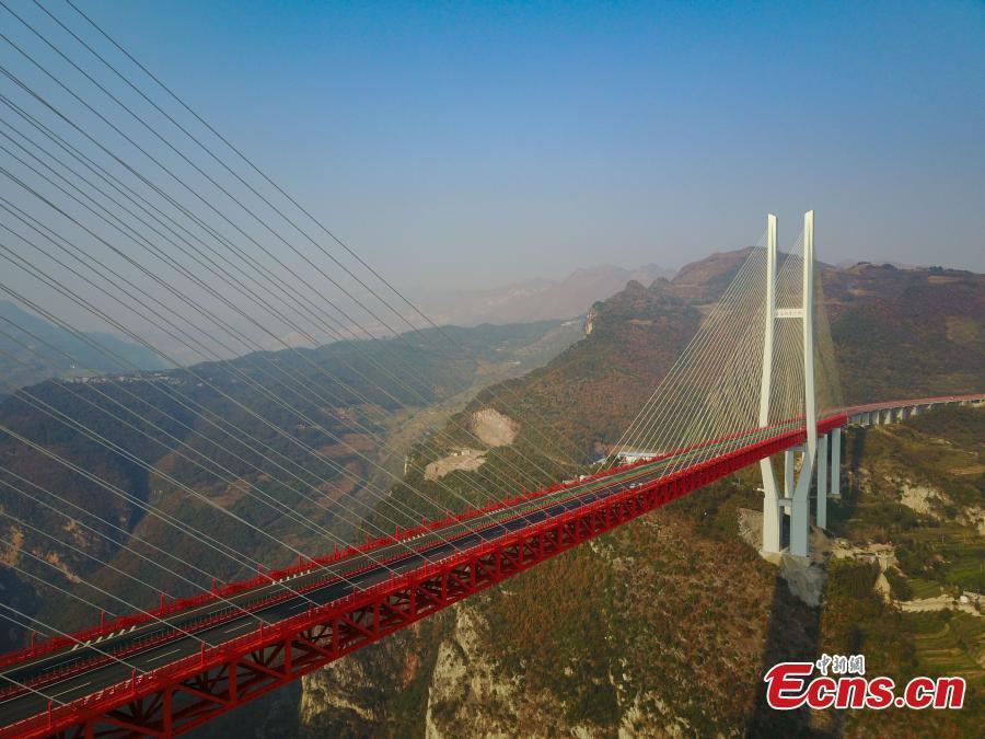 Ouverture  la circulation du pont le plus haut du monde dans le Guizhou