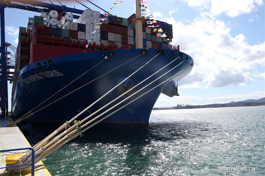 Accostage au port du Pirée du porte-conteneurs chinois COSCO Shipping Taurus 