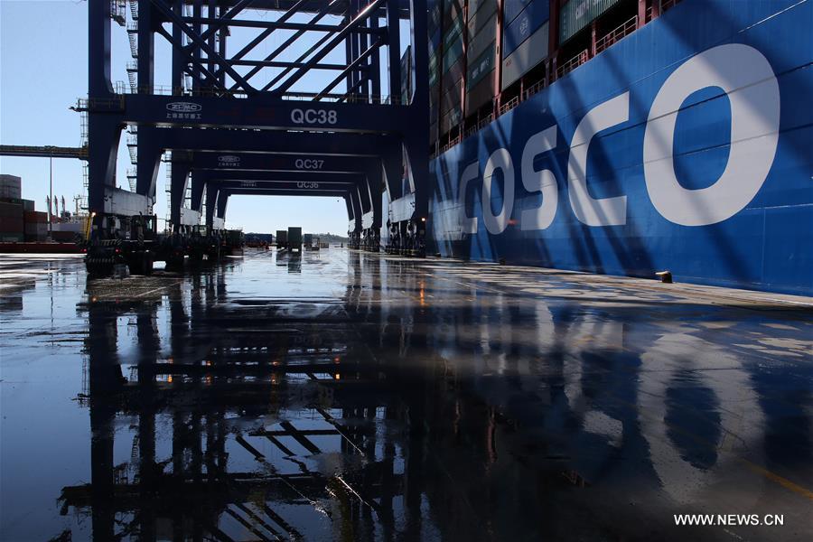Accostage au port du Pirée du porte-conteneurs chinois COSCO Shipping Taurus 