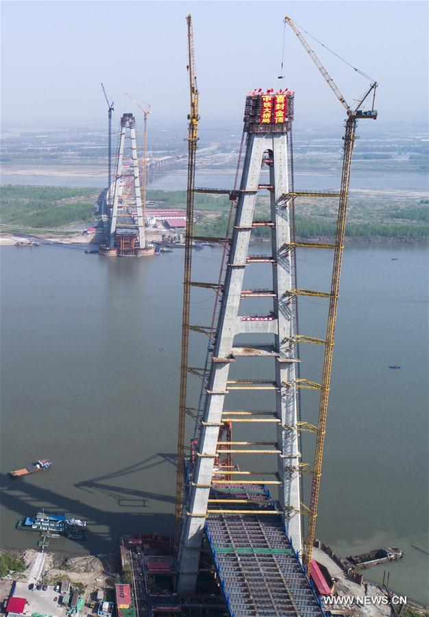 Chine : construction d'un pont sur le Yangtsé à Wuhan