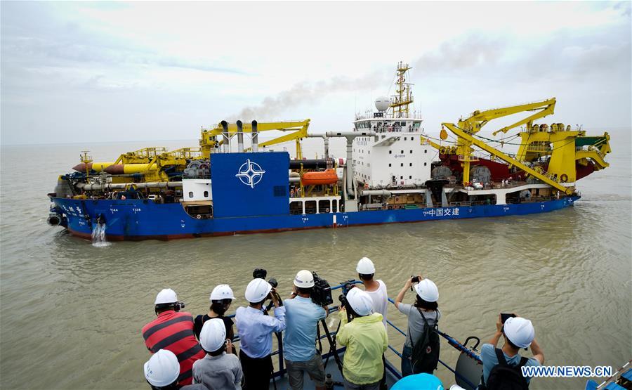 Chine : essai en mer du plus grand navire de dragage d'Asie