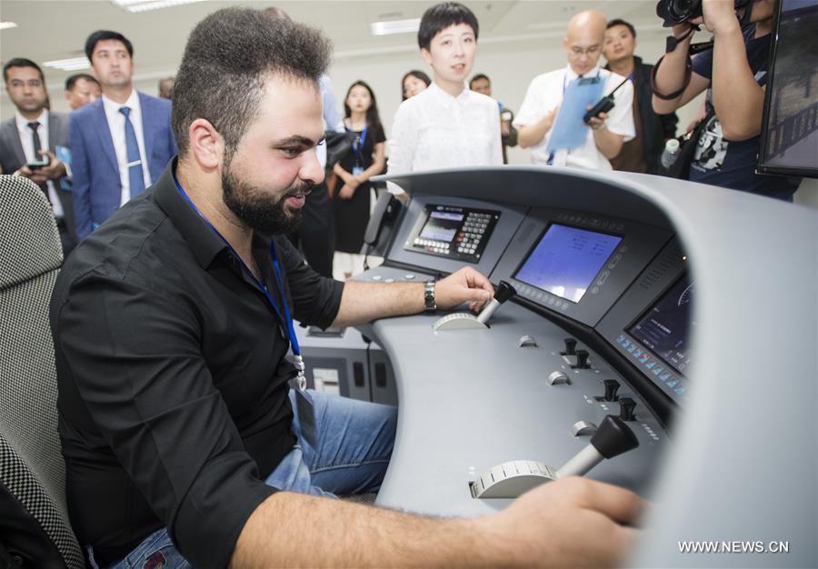 Chine : des étrangers visitent une base de formation sur les trains à grande vitesse à Wuhan