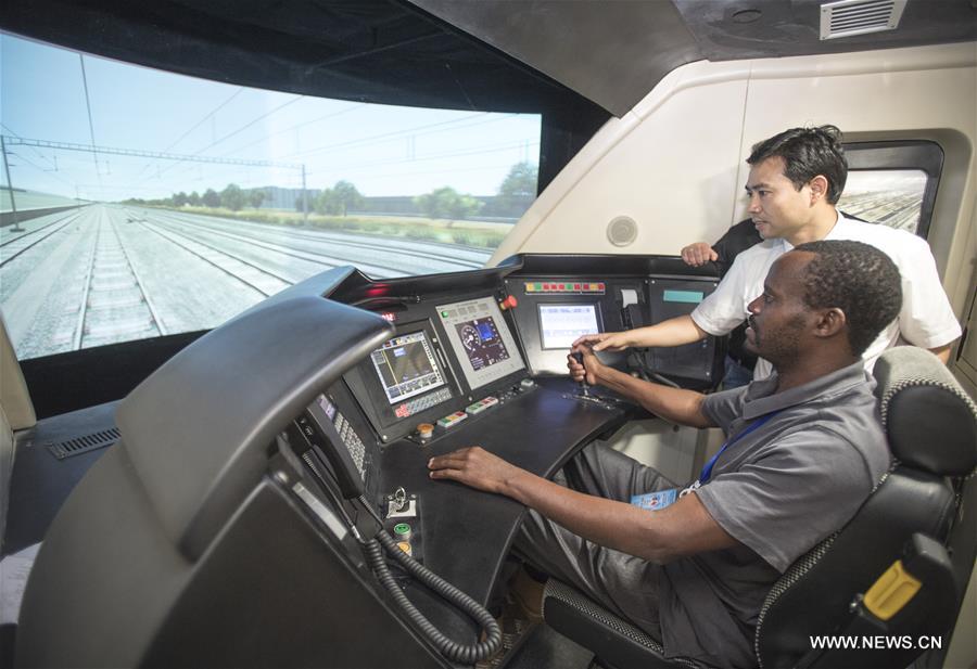 Chine : des étrangers visitent une base de formation sur les trains à grande vitesse à Wuhan