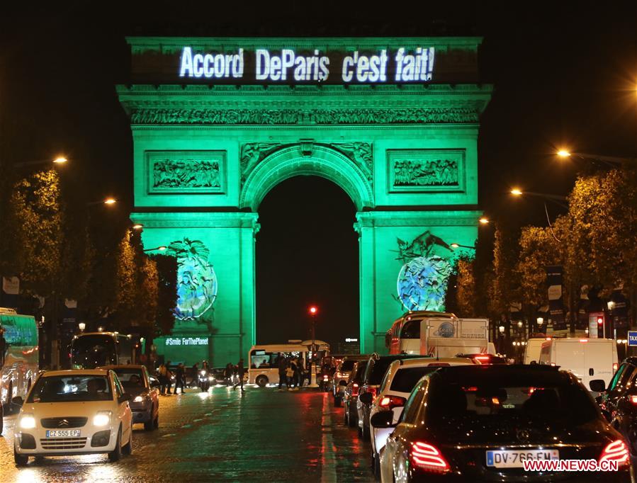 France : la Tour Eiffel et l'Arc de Triomphe en vert pour célébrer l'entrée en vigueur  de l'Accord de Paris