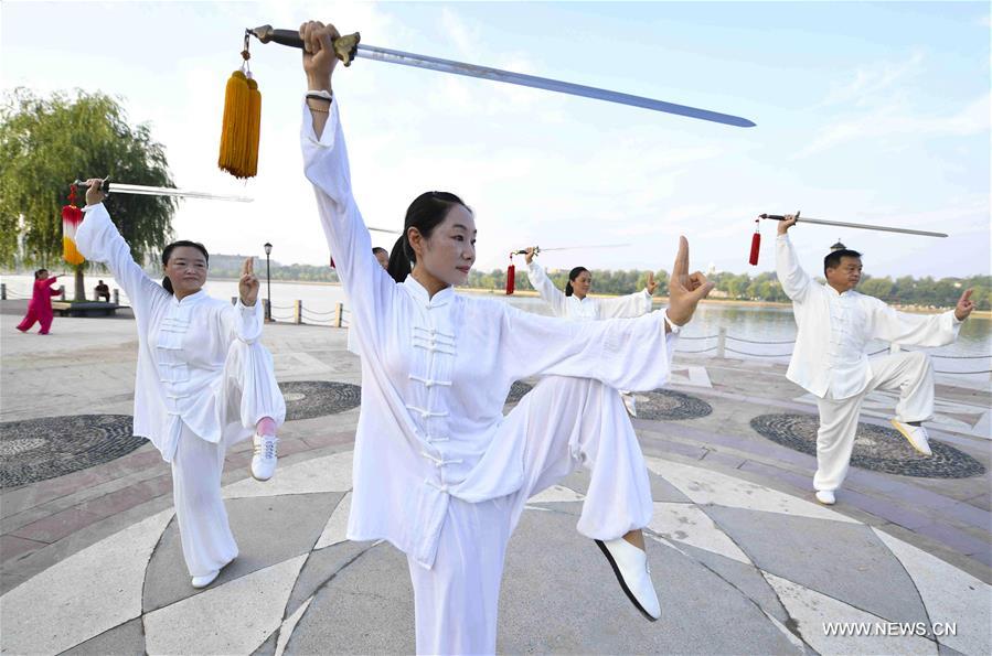 Exercices matinaux dans un parc dans l'est de la Chine
