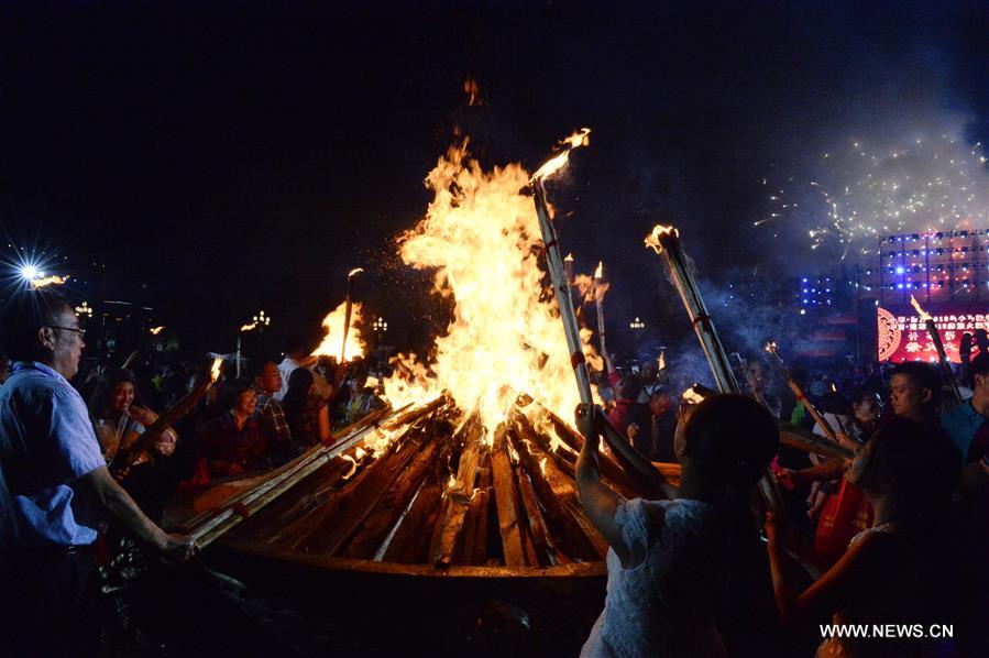  F&ecirc;te des Torches de l'ethnie Yi dans le sud-ouest de la Chine