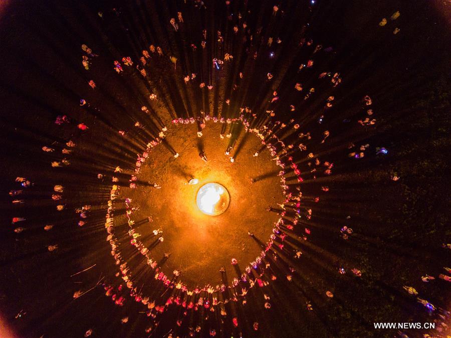  F&ecirc;te des Torches de l'ethnie Yi dans le sud-ouest de la Chine