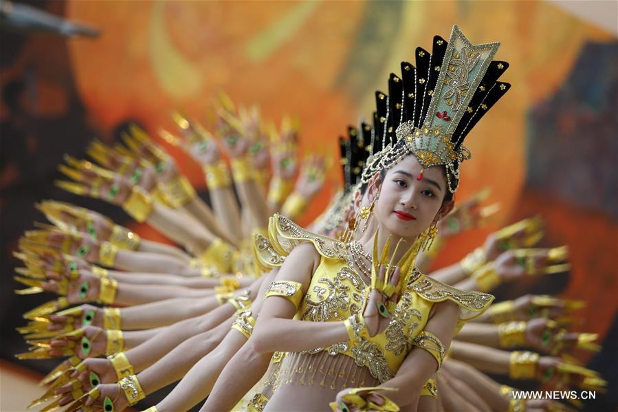Des artistes chinoises handicapées interprètent la danse du Bodhisattva aux Mille Mains au siège de l'ONU