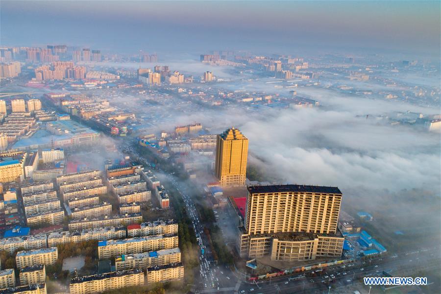 Chine : Yuncheng envelopp&eacute; par un &eacute;pais brouillard