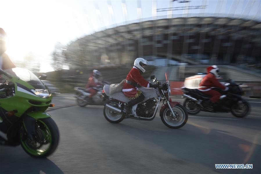 Pologne : d&eacute;fil&eacute; de motards d&eacute;guis&eacute;s en P&egrave;re No&euml;l &agrave; Varsovie