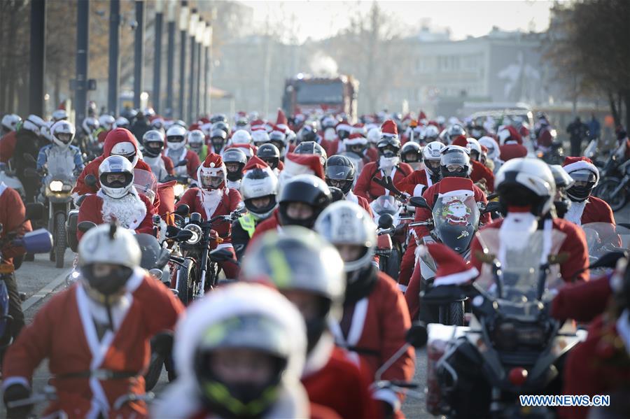 Pologne : d&eacute;fil&eacute; de motards d&eacute;guis&eacute;s en P&egrave;re No&euml;l &agrave; Varsovie