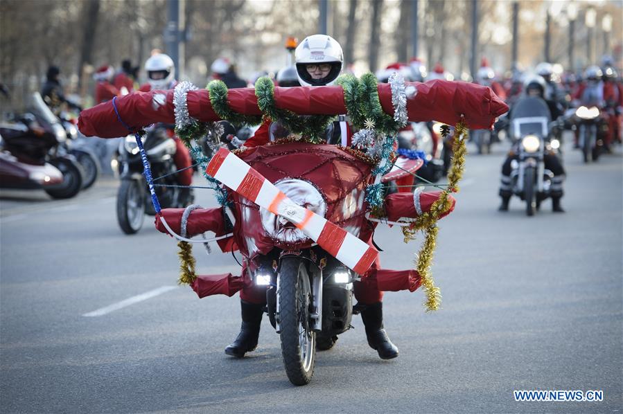 Pologne : d&eacute;fil&eacute; de motards d&eacute;guis&eacute;s en P&egrave;re No&euml;l &agrave; Varsovie