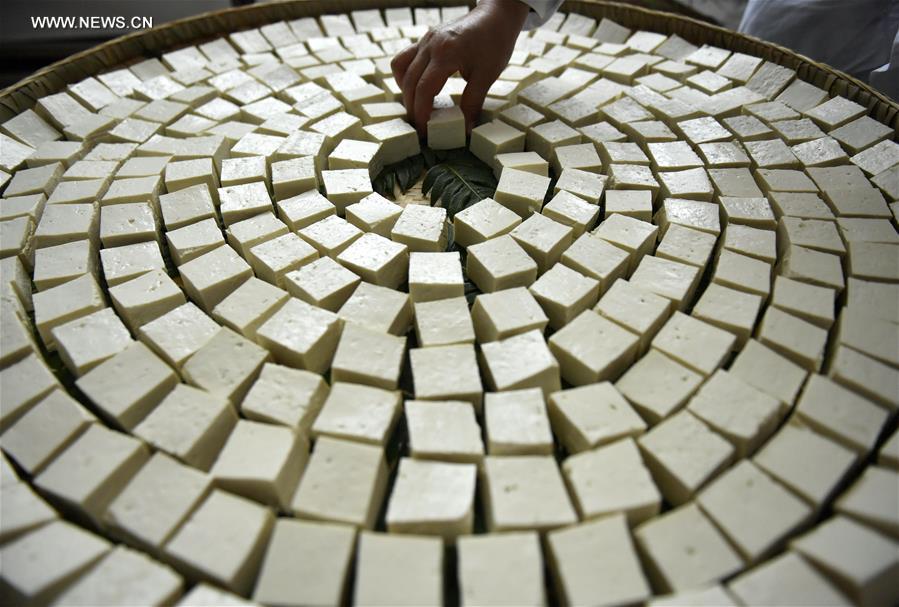 Chine : fabrication du "tofu moisi" au Hubei