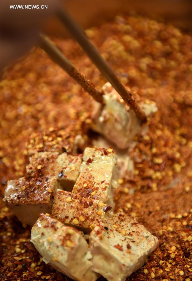 Chine : fabrication du "tofu moisi" au Hubei