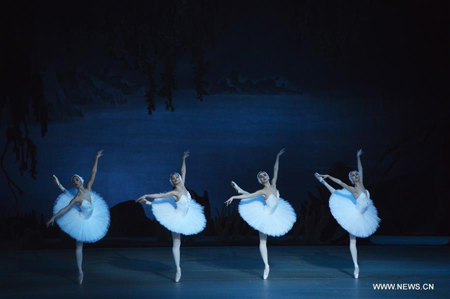 Le ballet du Th&eacute;&acirc;tre Mariinsky interpr&egrave;te "Le Lac des Cygnes" &agrave; Tianjin