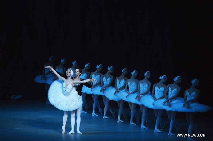 Le ballet du Théâtre Mariinsky interprète "Le Lac des Cygnes" à Tianjin