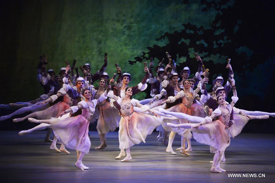 Le ballet du Théâtre Mariinsky interprète "Le Lac des Cygnes" à Tianjin