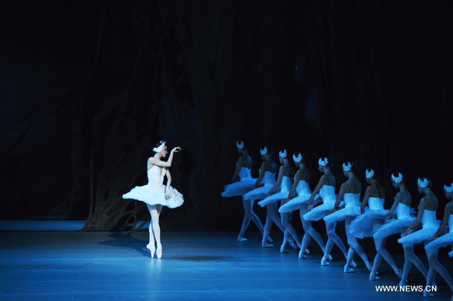 Le ballet du Théâtre Mariinsky interprète "Le Lac des Cygnes" à Tianjin