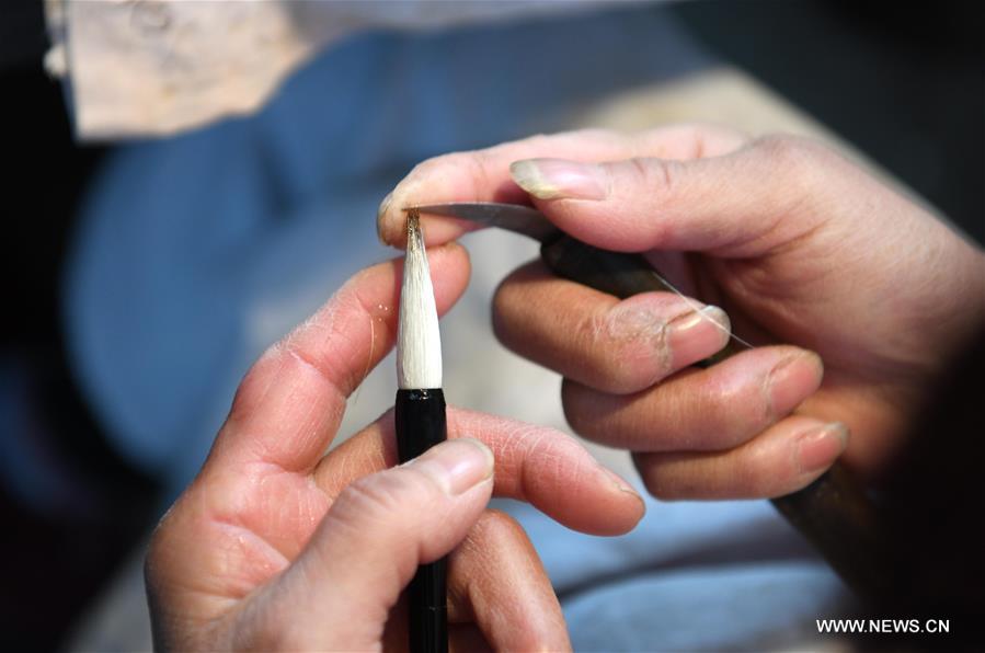 Chine : fabrication des pinceaux dans l'Anhui