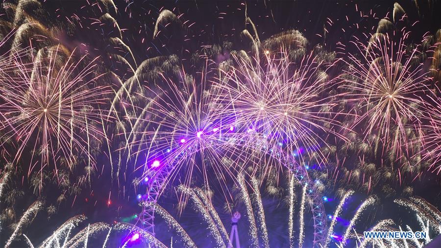 Feux d'artifices pour le Nouvel An à Londres