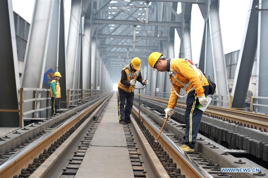 Chine : inspection du pont du fleuve Yangtsé de Zhicheng au Hubei