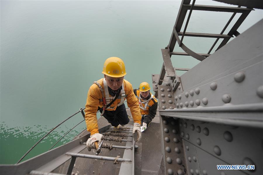 Chine : inspection du pont du fleuve Yangtsé de Zhicheng au Hubei