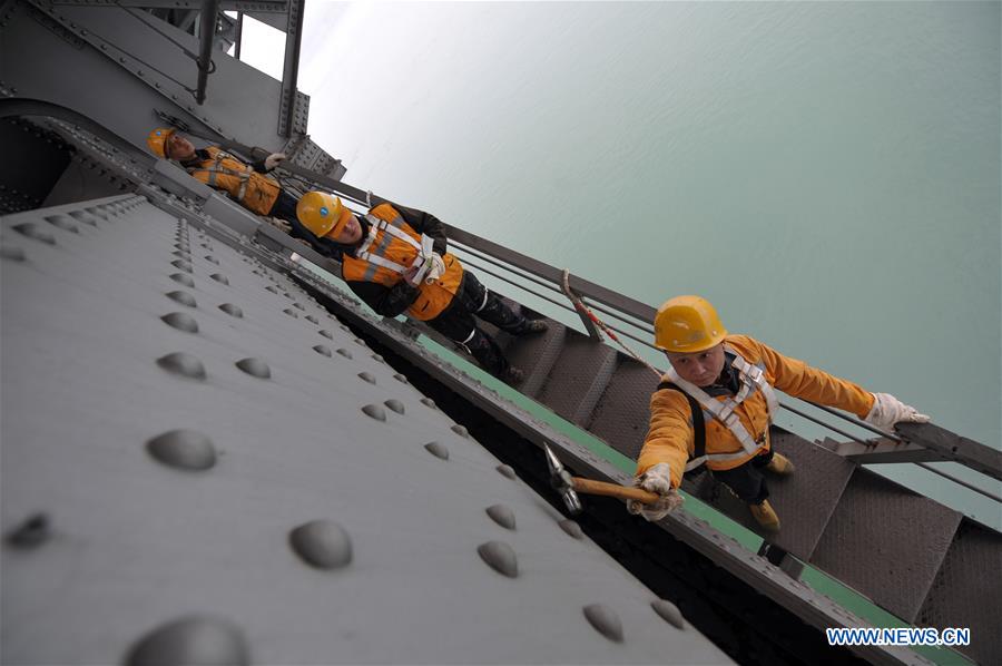 Chine : inspection du pont du fleuve Yangtsé de Zhicheng au Hubei