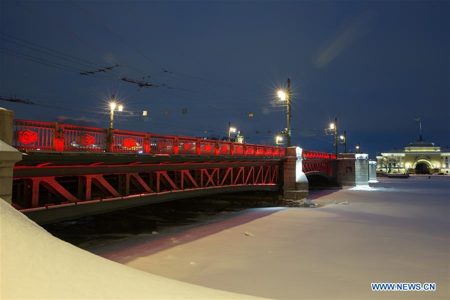 Russie : lumières rouges sur le Pont du Palais pour le Nouvel An lunaire chinois à Saint-Pétersbourg