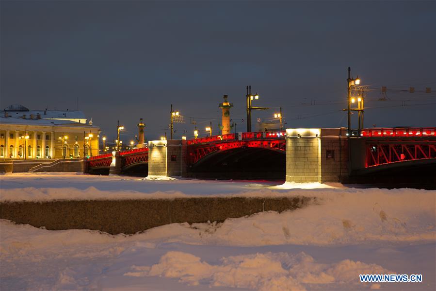 Russie : lumières rouges sur le Pont du Palais pour le Nouvel An lunaire chinois à Saint-Pétersbourg