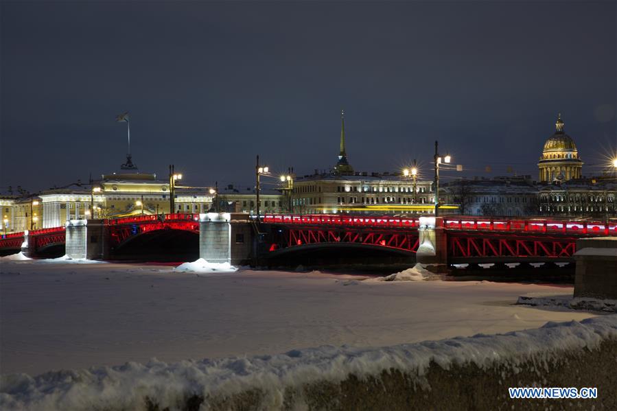 Russie : lumières rouges sur le Pont du Palais pour le Nouvel An lunaire chinois à Saint-Pétersbourg