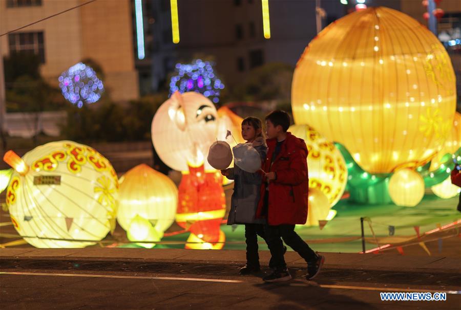 Chine : décorations de lanternes pour la fête du Printemps