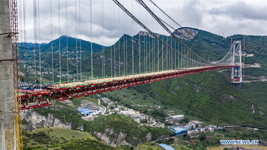 Chine : pont de la rivi&egrave;re Chishui en construction