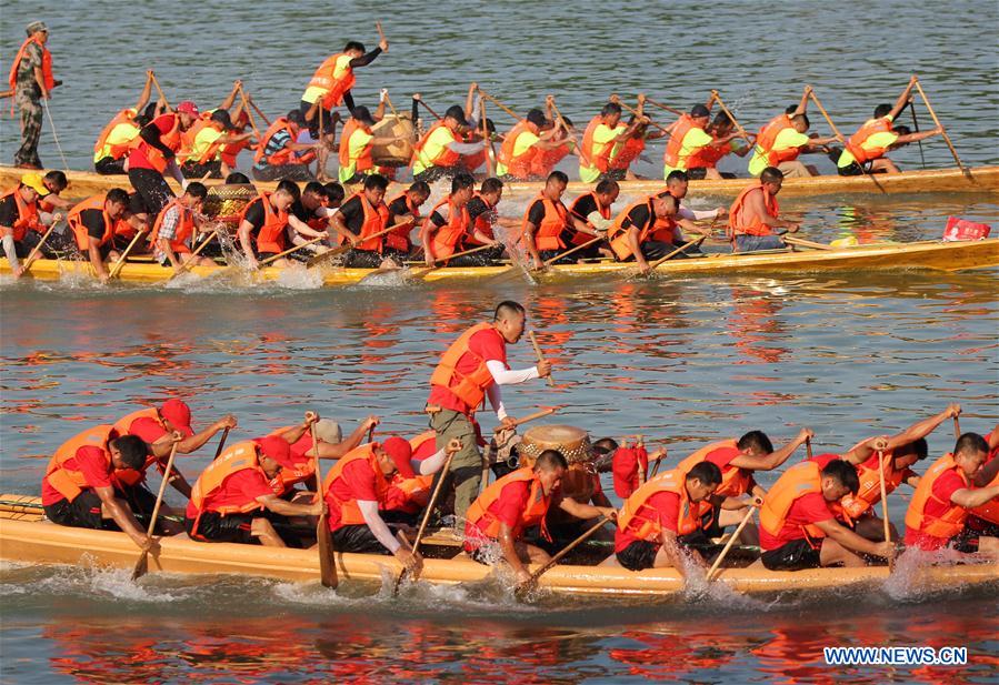 Chine : course de bateaux-dragons dans le Hunan