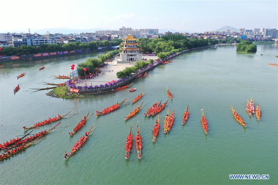 Chine : course de bateaux-dragons dans le Hunan