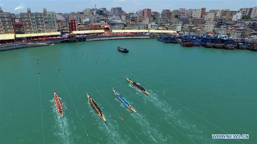  Course de bateaux-dragons dans le sud-est de la Chine
