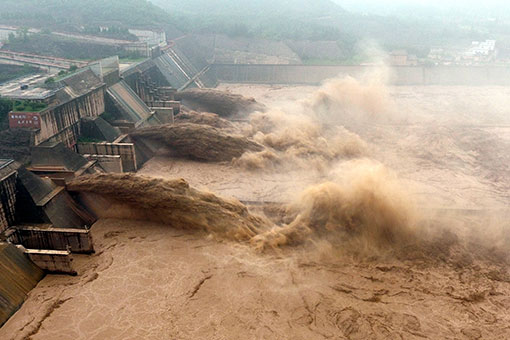 Chine : l&acirc;cher d'eau du barrage de Xiaolangdi