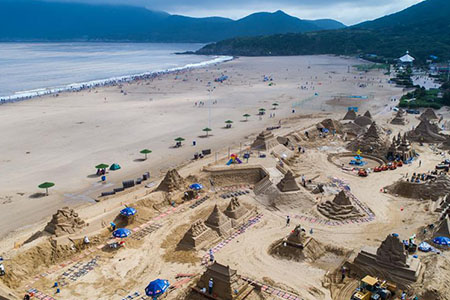 Chine : pr&eacute;paratifs pour le Festival international de sculptures sur sable de Zhoushan