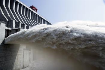 Chine : l&acirc;cher d'eau au barrage des Trois Gorges