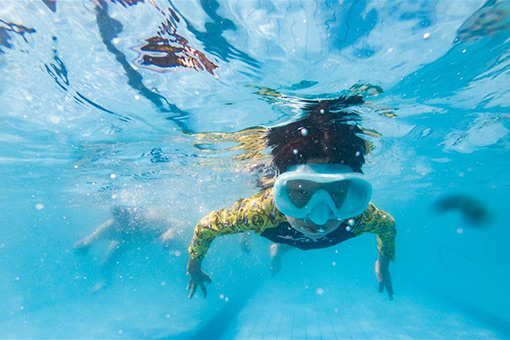 Chine: des gens s'amusent dans l'eau pour se rafra&icirc;chir