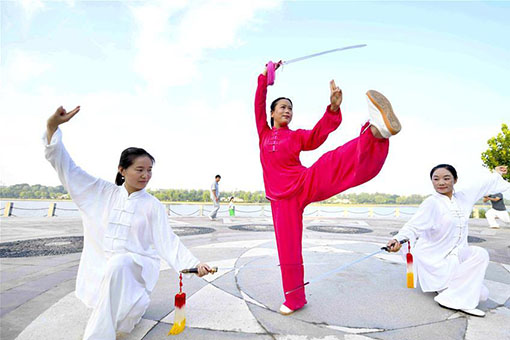 Exercices matinaux dans un parc dans l'est de la Chine