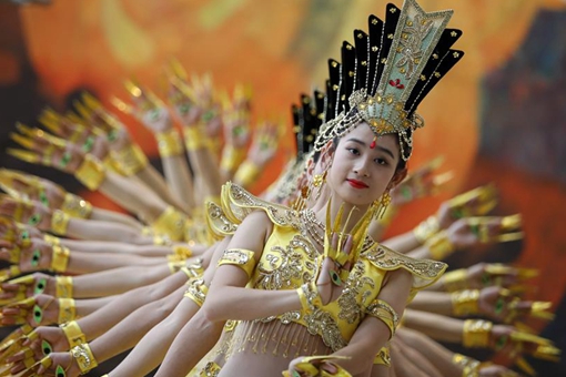 Des artistes chinoises handicapées interprètent la danse du Bodhisattva aux Mille Mains au siège de l'ONU