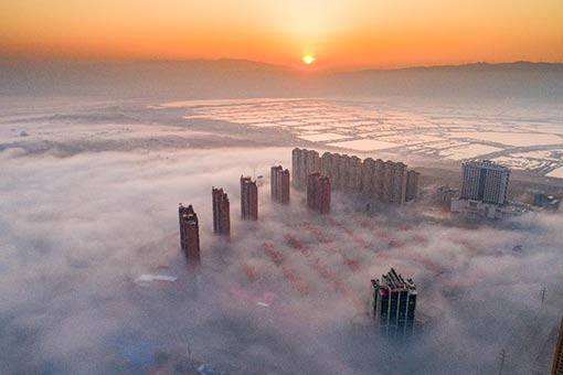 Chine : Yuncheng envelopp&eacute; par un &eacute;pais brouillard
