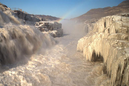 Chine: arc-en-ciel au-dessus de la cascade Hukou