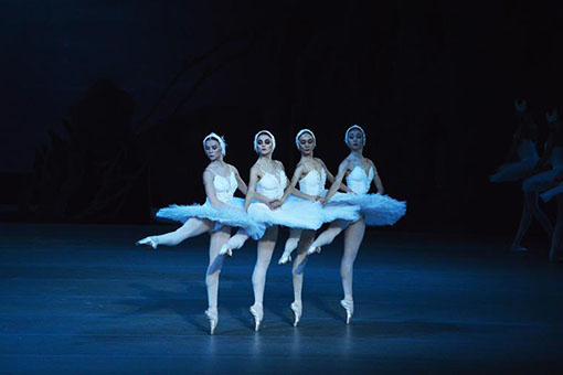 Le ballet du Th&eacute;&acirc;tre Mariinsky interpr&egrave;te "Le Lac des Cygnes" &agrave; Tianjin